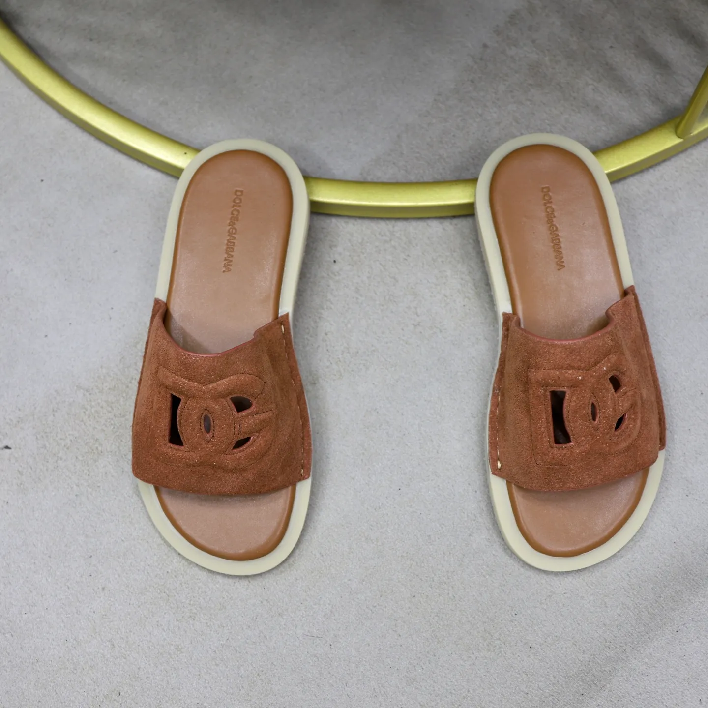 Ex-factory price: 340💰🙅‍♂️🙅‍♂️🙅‍♂️ Brand: DG Standard code: 38-44 (45 customized) Grade: Same as the official website Material: Original leather design Original lightweight wear-resistant molded outsole Style category: Men's fashion sandals Distinguished luxury brand elements Top luxury Color: Actual picture color
